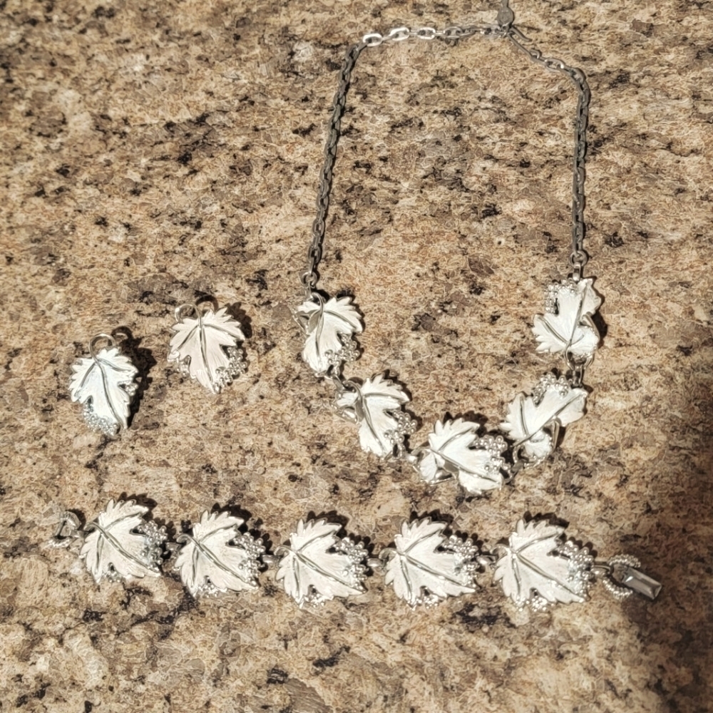 Vintage Sarah Coventry Whispering Leaves Full Parare Necklace Bracelet Earrings